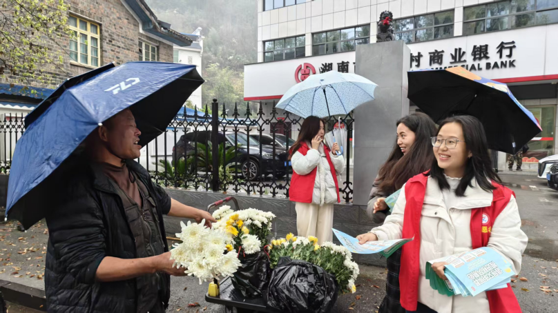 古丈县岩头寨镇：一束束鲜花里的清明新风