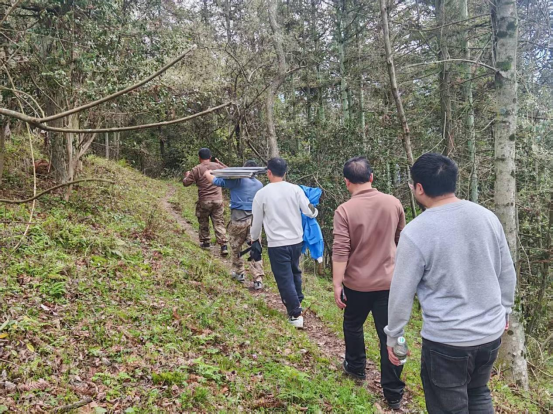 高峰镇：多方合力冒雨搜救 失联老人成功获救