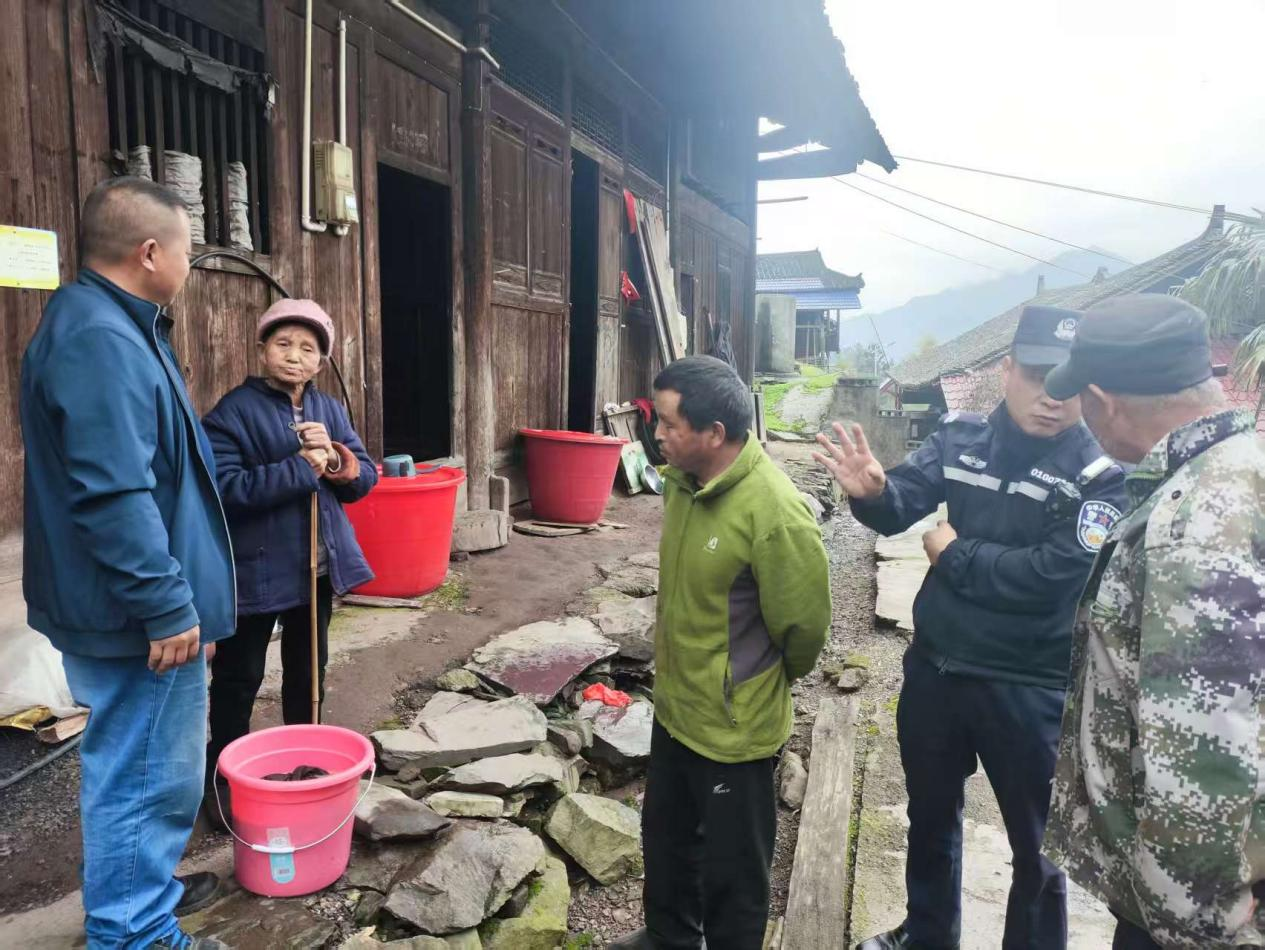 屋漏溅墙起纷争  情法相融化矛盾——高峰镇综治中心高效化解木质房屋相邻权纠纷