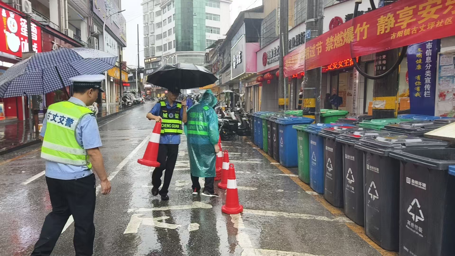 古丈县城管与交警联合整治河街摩托车乱象