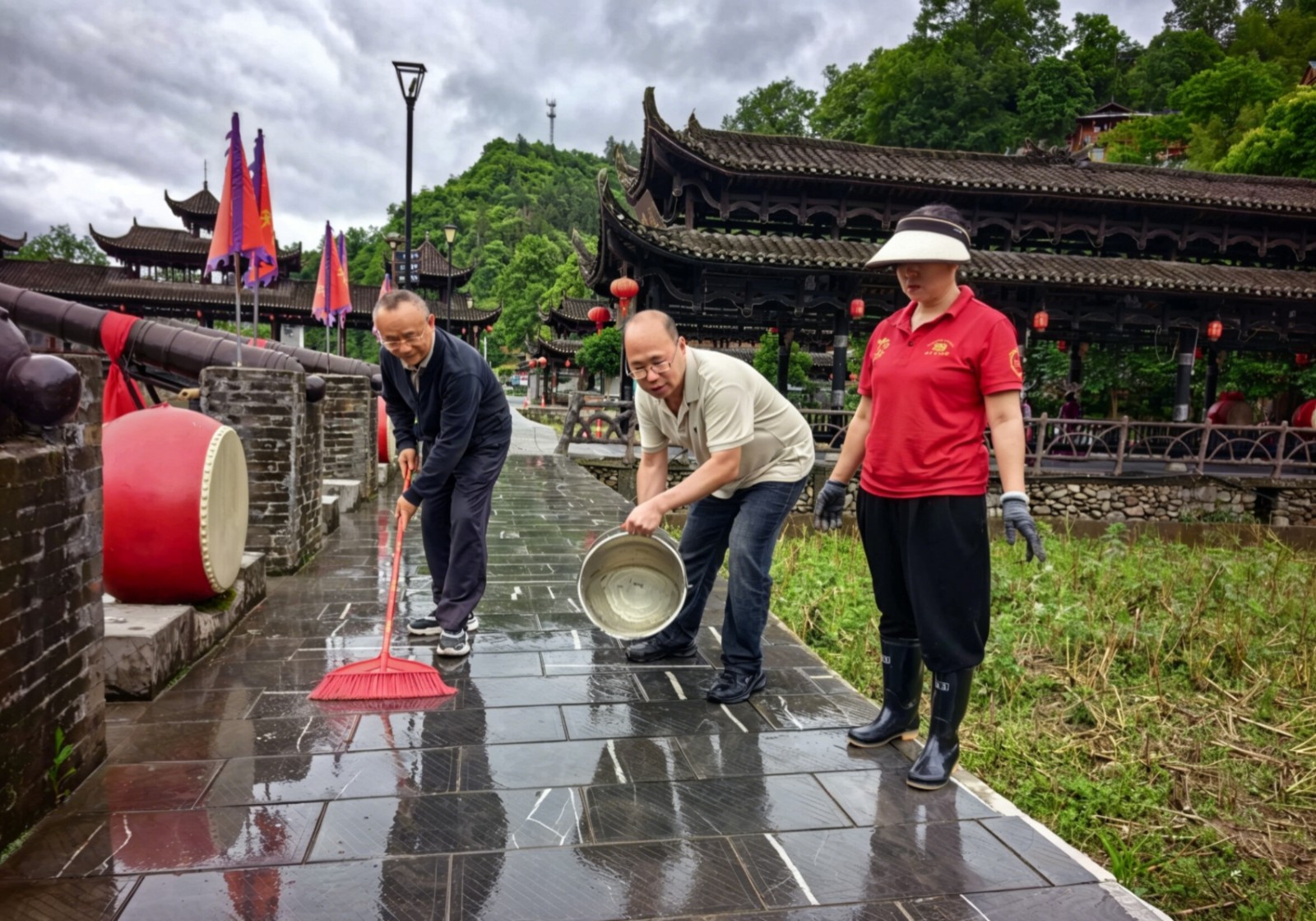 默戎镇干部齐上阵 清理河道美家园