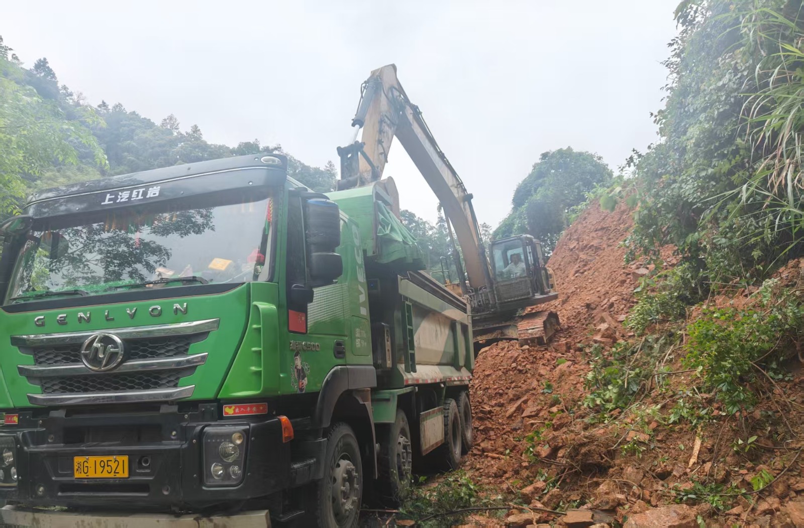 古丈县公路建设养护中心：紧急处置山体塌方 全力抢通山区道路