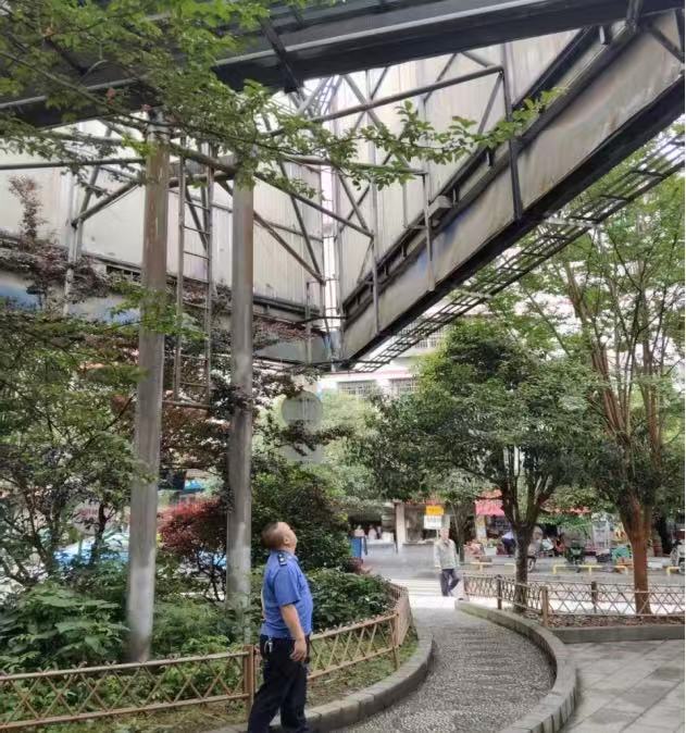 筑牢雨季安全防线：县城管开展城区广告门头安全隐患专项排查整治