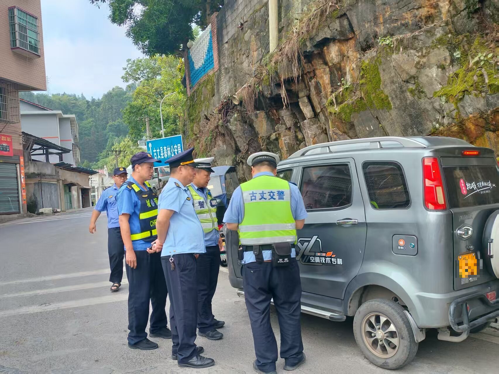 古丈县多部门联合集中开展三轮车非法载客及出租车行业乱象专项整治行动