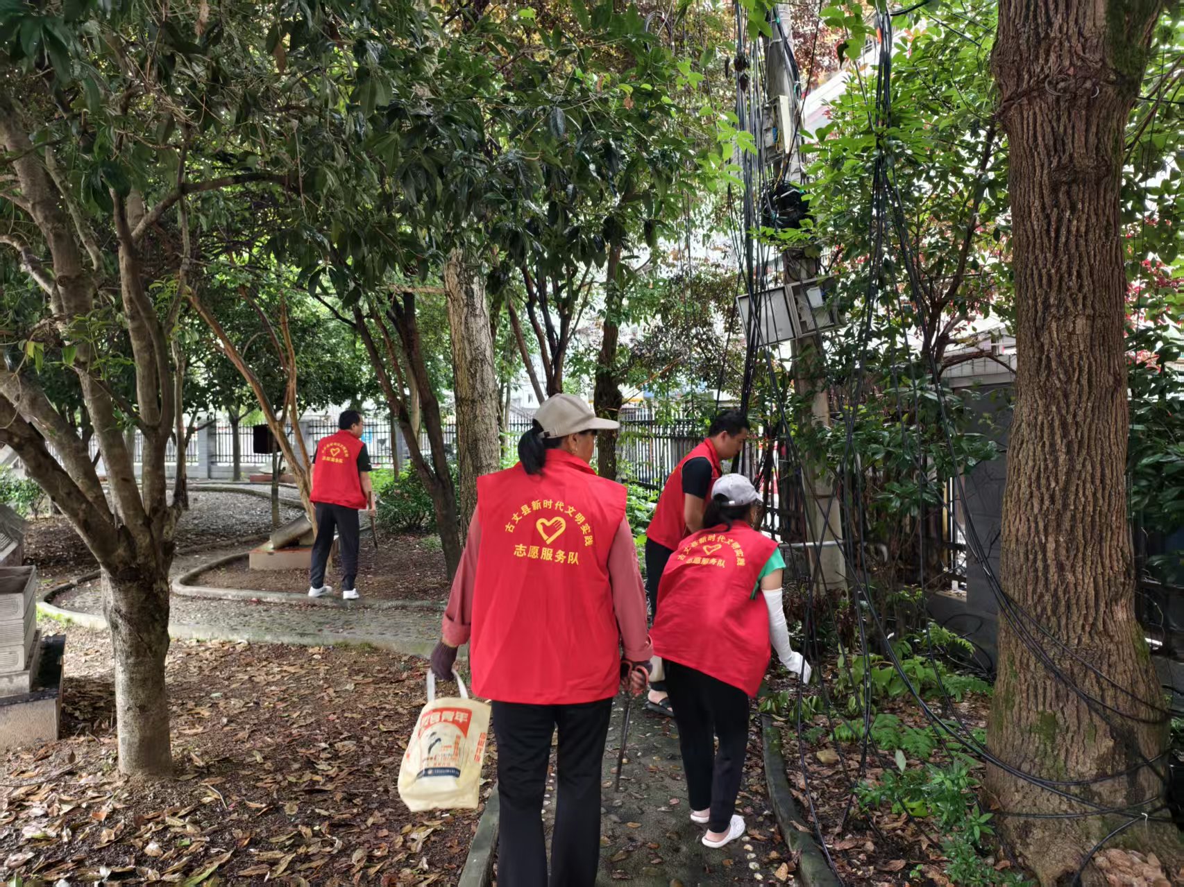 古阳镇广场社区：雨后“志愿红”为家园“一键美颜”