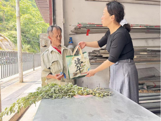 古阳镇红星社区：深耕网格践初心 端午关爱暖民情