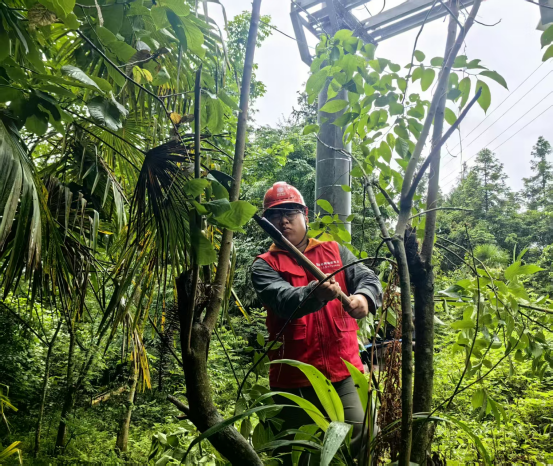 国网古丈县供电公司：暴雨袭深山 电力人坚守点亮端午
