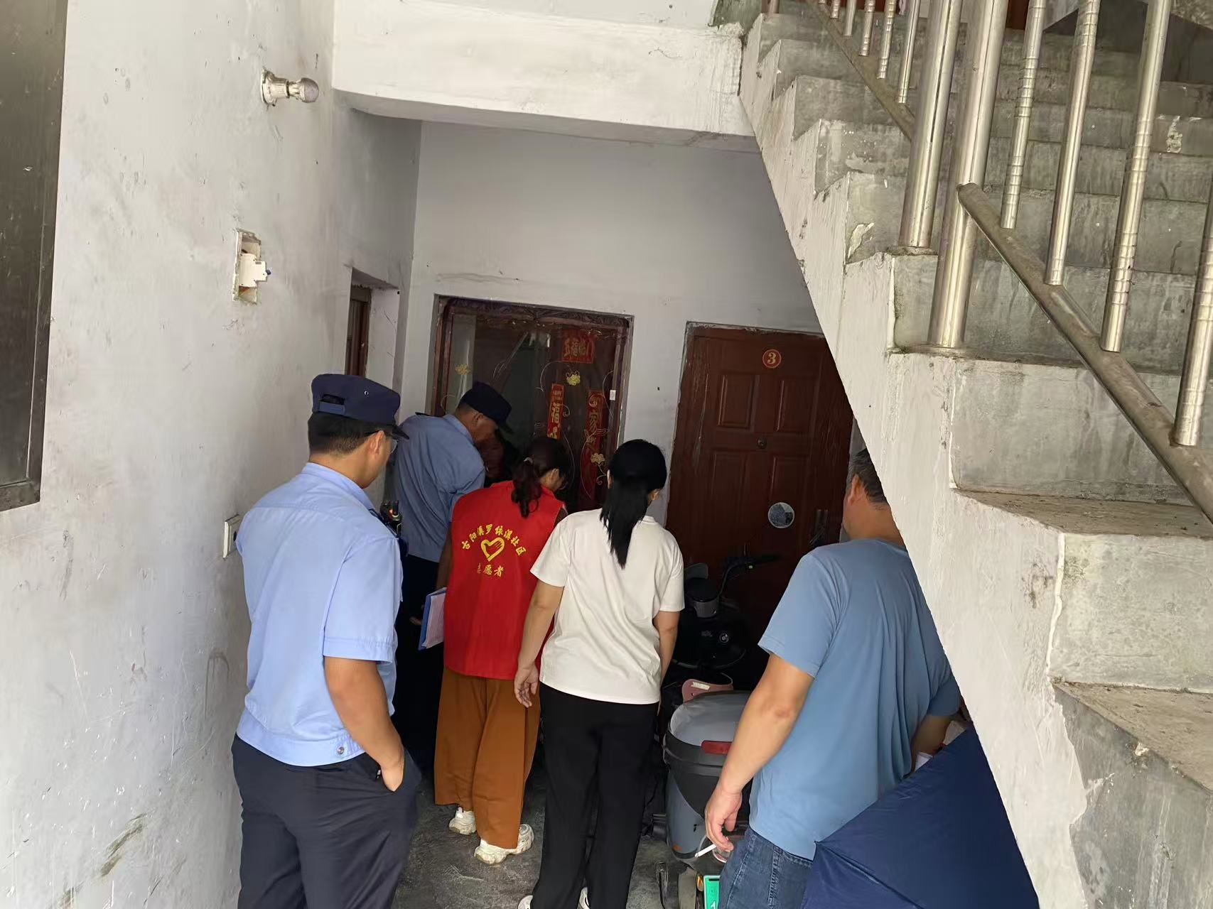 入户走访送安全 筑牢电动车“防火墙” ——古阳镇罗依溪社区开展电动自行车消防安全排查整治行动