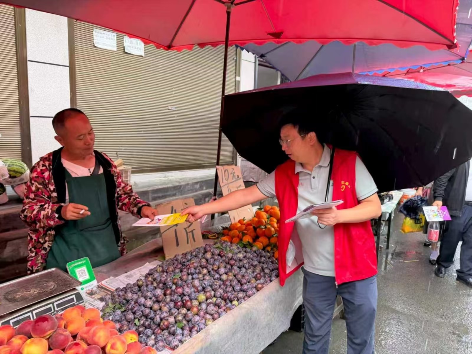宣传赶大集 平安入民心——古丈县默戎镇多部门联合开展赶集日综合普法宣传活动