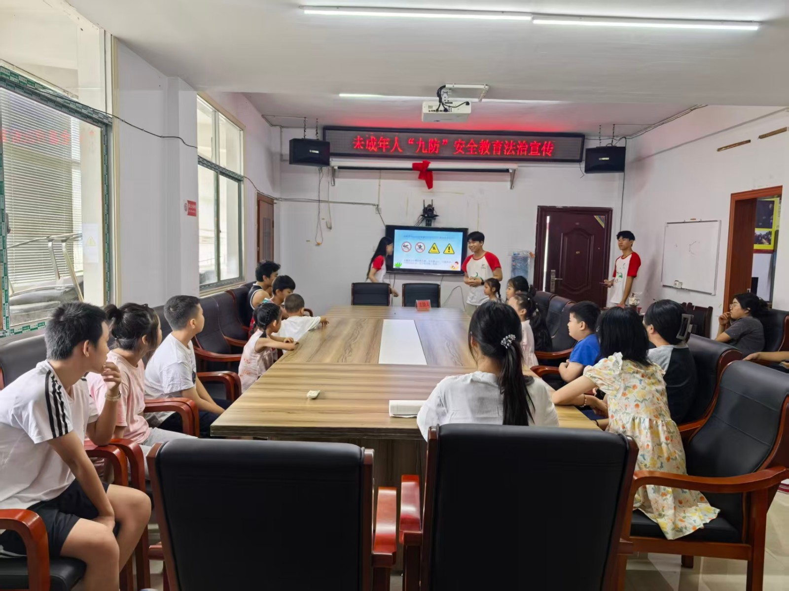 普法护童伴成长——古阳镇广场社区携手吉首大学法学院开展未成年人“九防”安全教育宣传