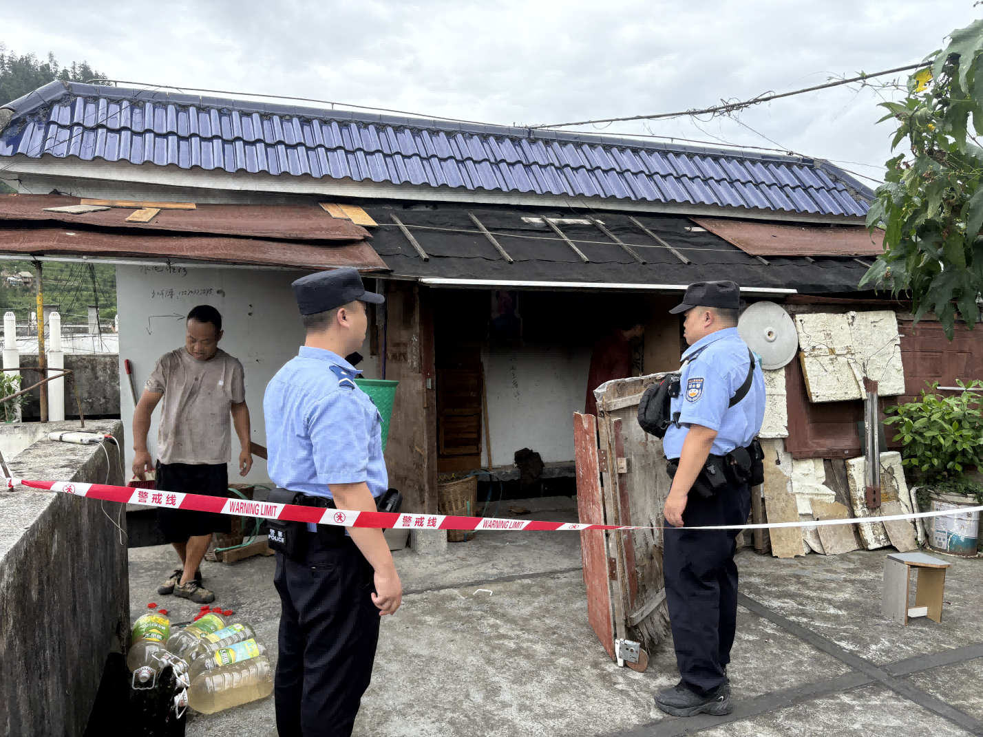 重拳整治顶楼违建 筑牢小区安全防线 ——多部门联合开展顶楼违建专项清理活动