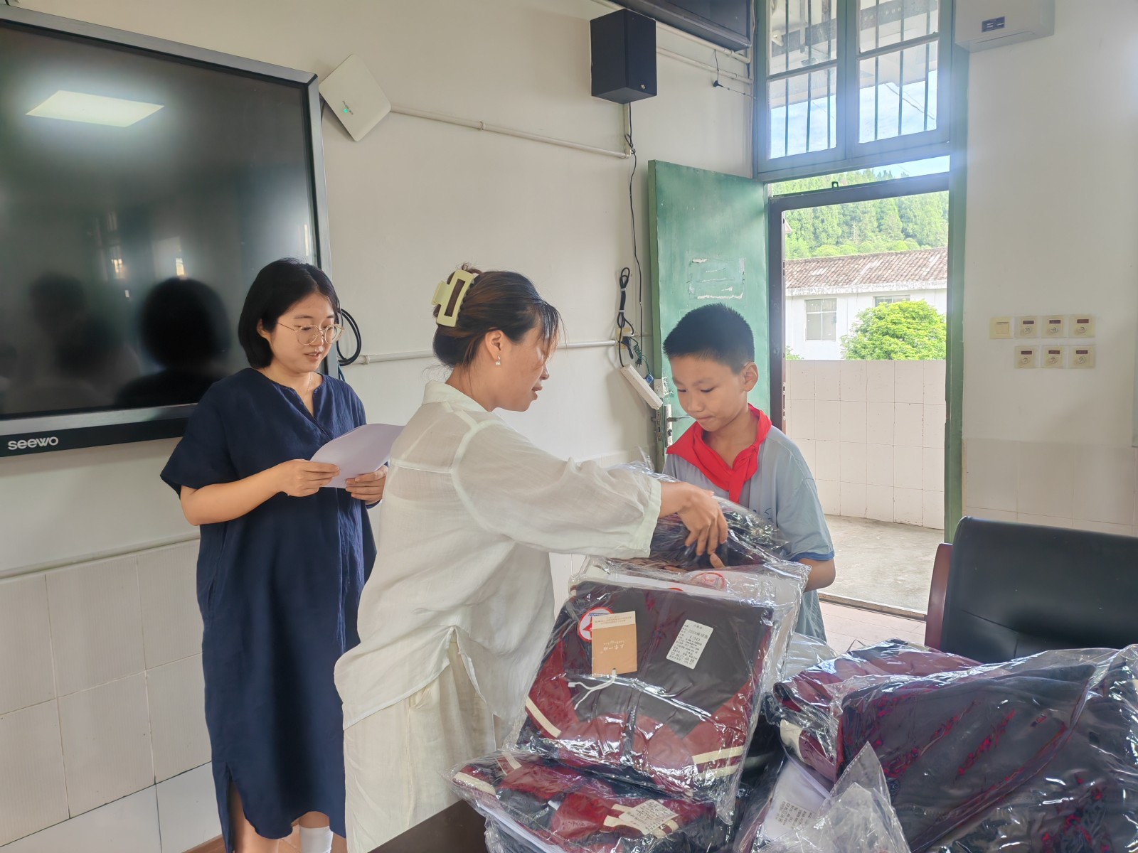 情系乡村教育 爱心温暖童心——香港唯伊控股有限公司赴红石林镇中心完小开展校服捐赠活动