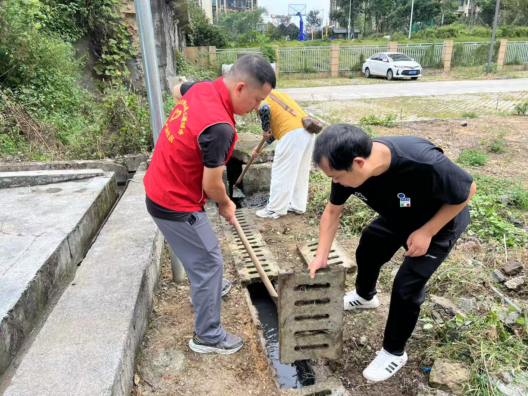 党建引领聚合力 环境整治护水源 ——古阳镇广场社区开展水井环境卫生专项整治行动