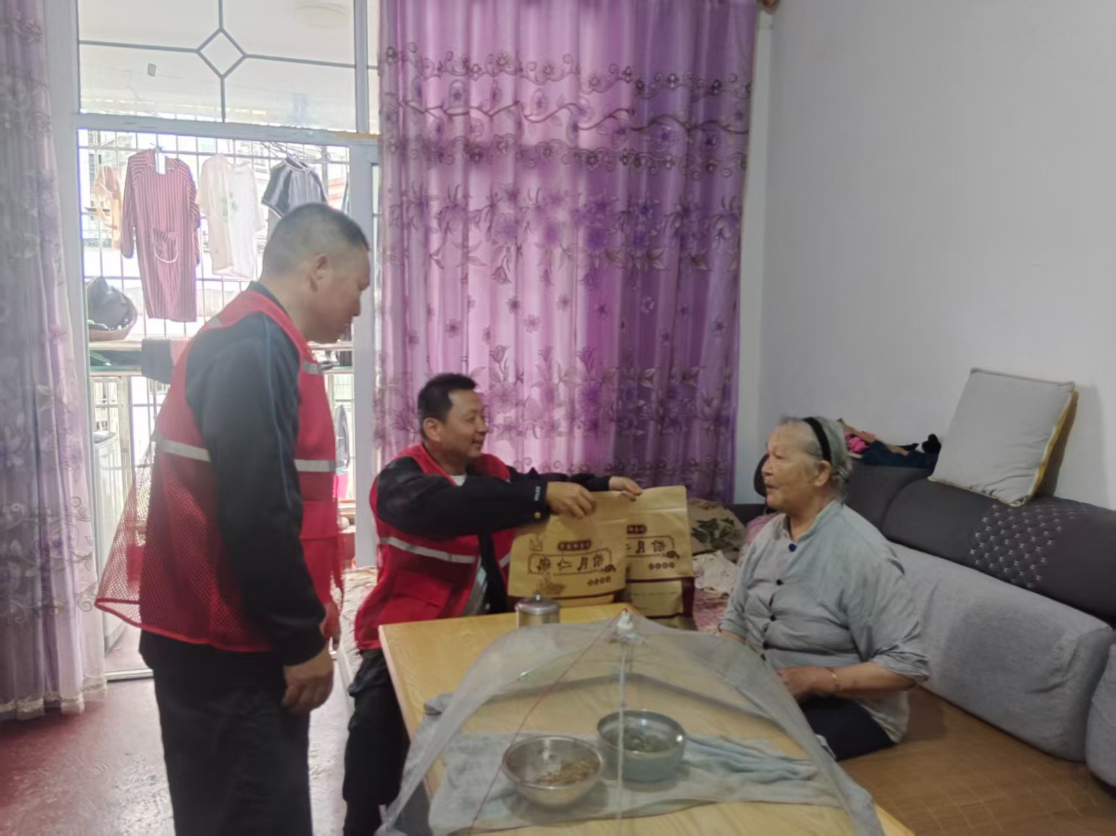 月圆中秋送温暖 情满阳光暖人心 ——古阳镇阳光社区开展中秋走访慰问活动