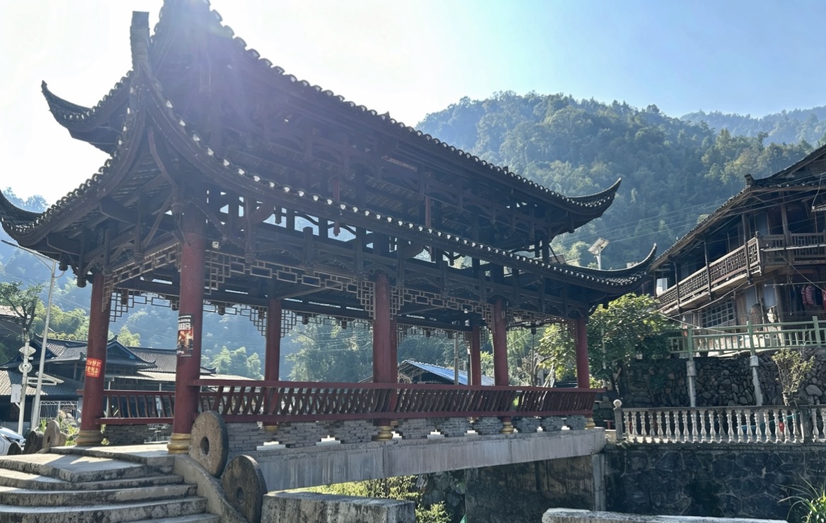 古寨藏青山·苗韵润磨子