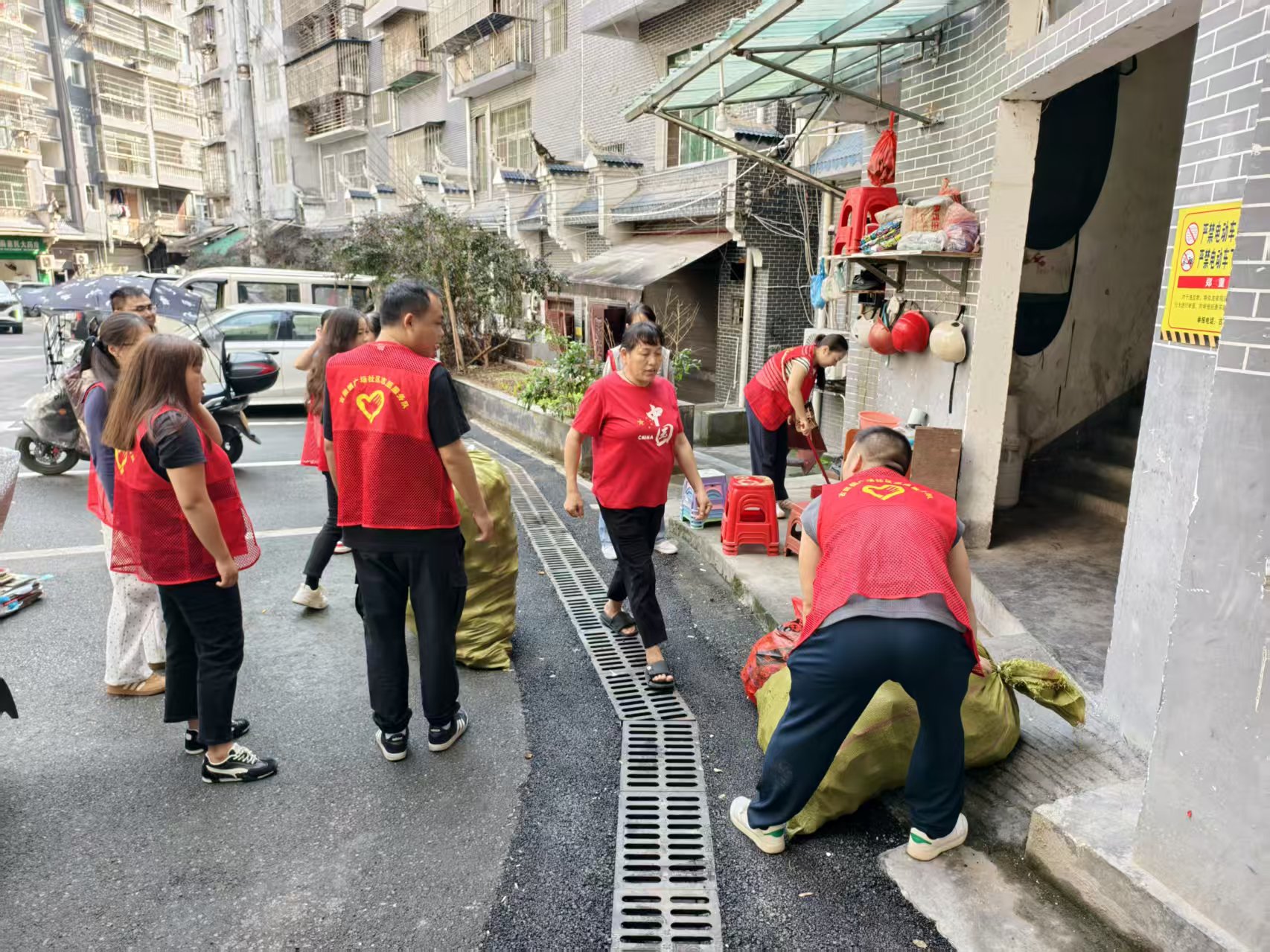古阳镇广场社区：清理楼道堆物 畅通生命通道