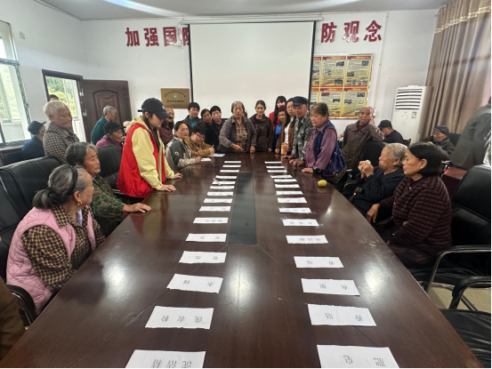 “秋染龙天坪 重阳暖桑榆”——红石林镇龙天坪村开展文明实践敬老活动